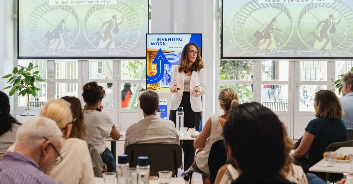 Conférencière face à des équipes en séminaire, conférence sur la conduite du changement