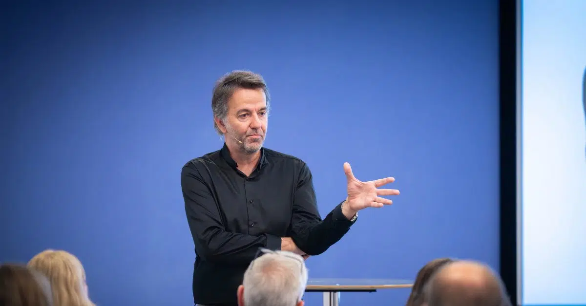 Conférencier en intervention face à son public en entreprise