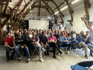 Les participants sont photographiés après une conférence de Meilleurs conférenciers 