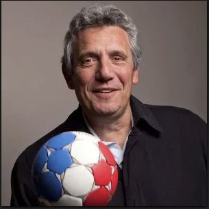 Photo de Claude Onesta, manager emblématique du handball français et conférencier sur la performance collective, la confiance et le leadership – Meilleurs conférenciers