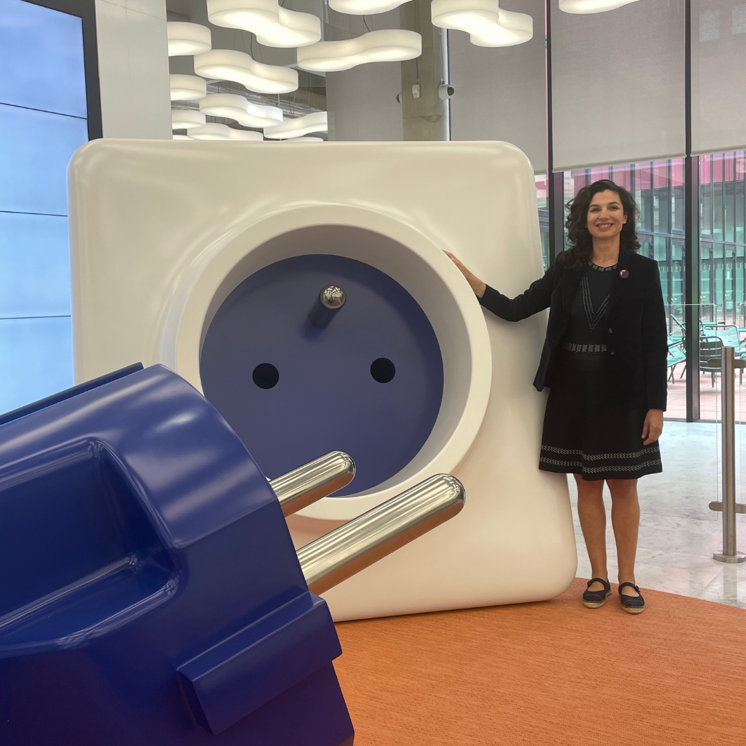 Photo de Caroline de la Mardoère, posant à coté d'une prise éléctrique d'EDF, client - Meilleurs conférenciers