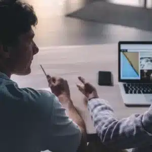 deux personnes en réunion de briefing sur mesure