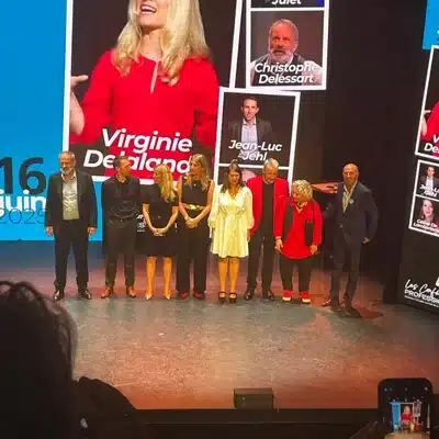 Groupe de conférenciers sur scène lors d'un évènement