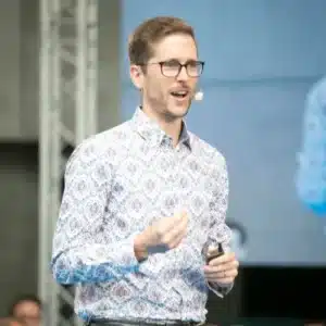 Julien Estier, expert en management intergénérationnel et conférencier sur la collaboration et la bienveillance entre 