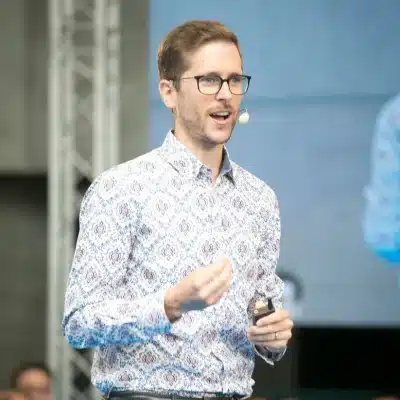 Julien Estier, expert en management intergénérationnel et conférencier sur la collaboration et la bienveillance entre générations