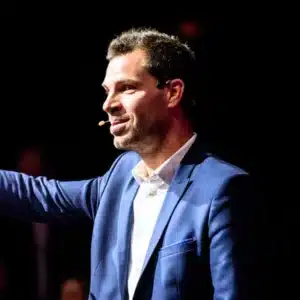 Régis Rossi, conférencier illusionniste et expert en intelligence émotionnelle en entreprise