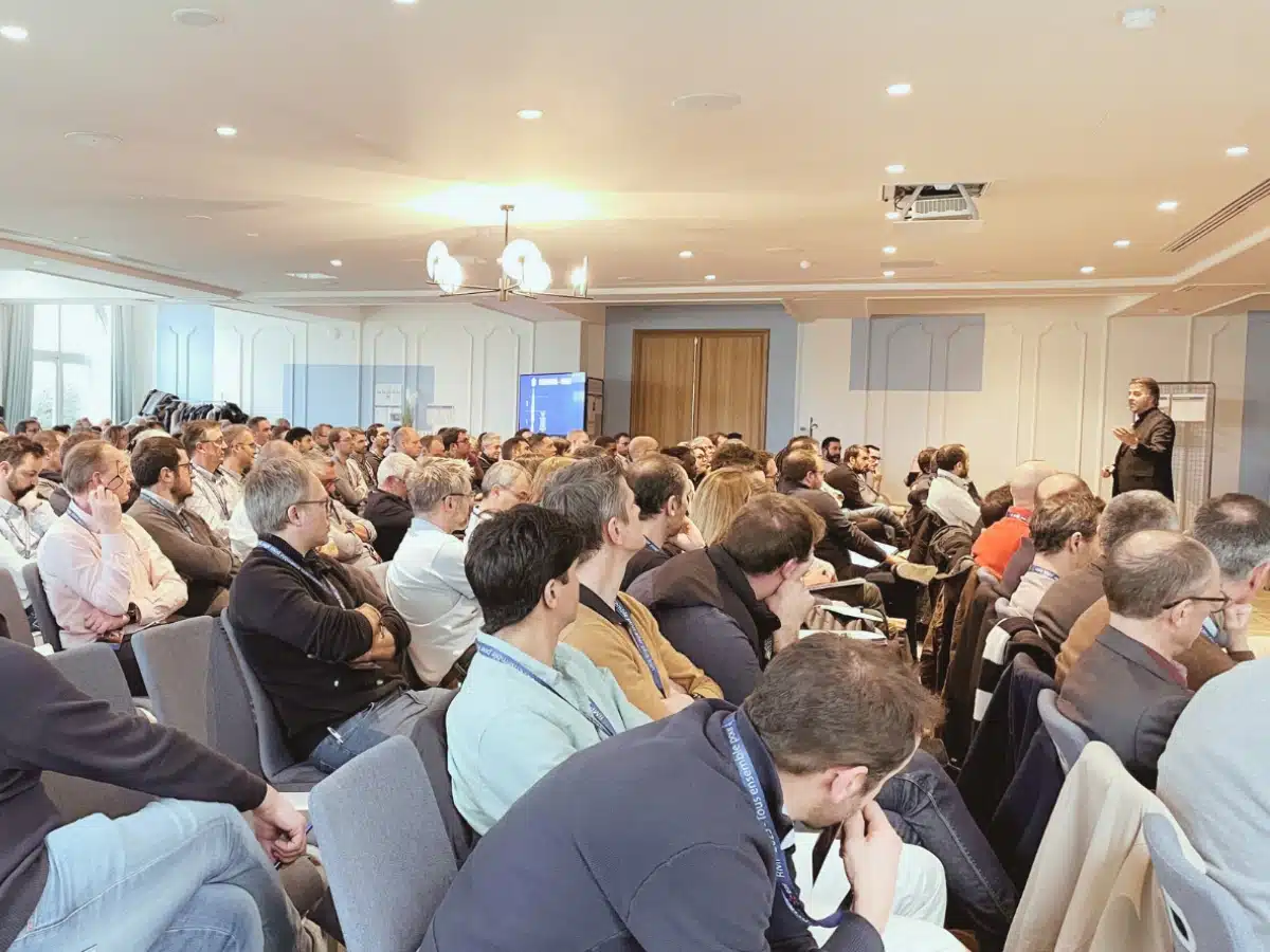 Participants attentifs lors d’une conférence professionnelle où le récit parle de leur réalité.