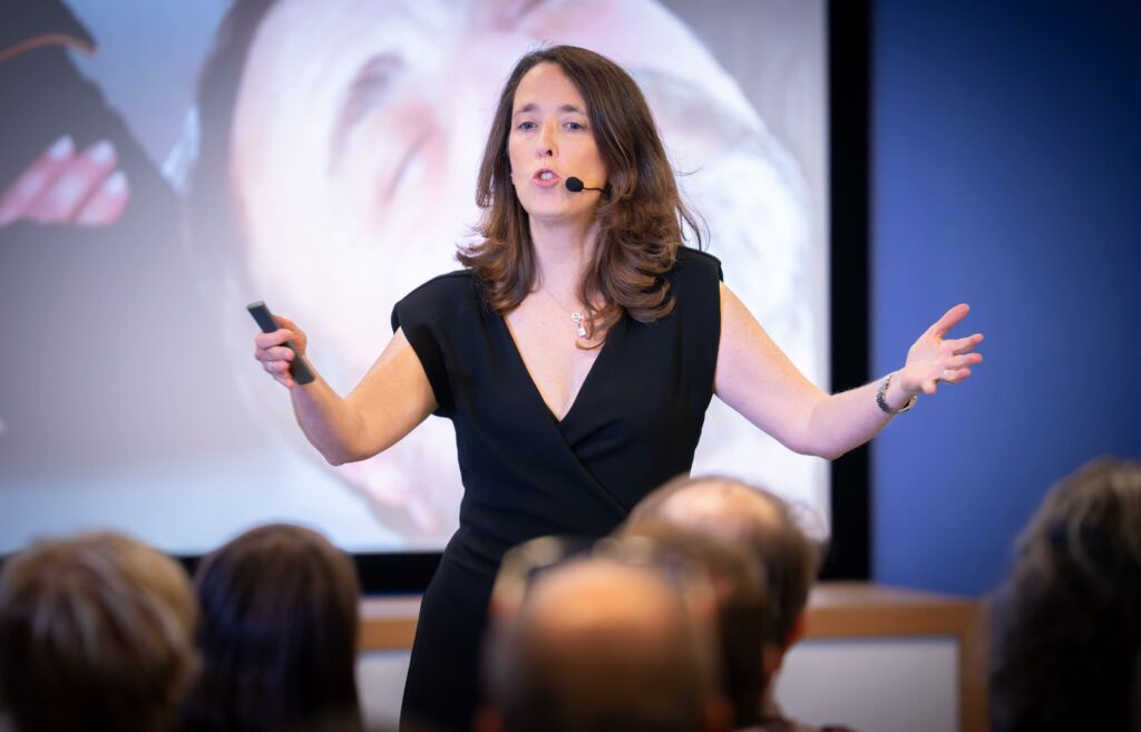 Emmanuelle Léon, professeure de management et conférencière sur le travail hybride et les nouvelles formes d’organisation